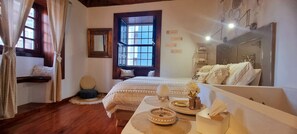 1 habitación, escritorio, tabla de planchar con plancha y cuna de viaje 