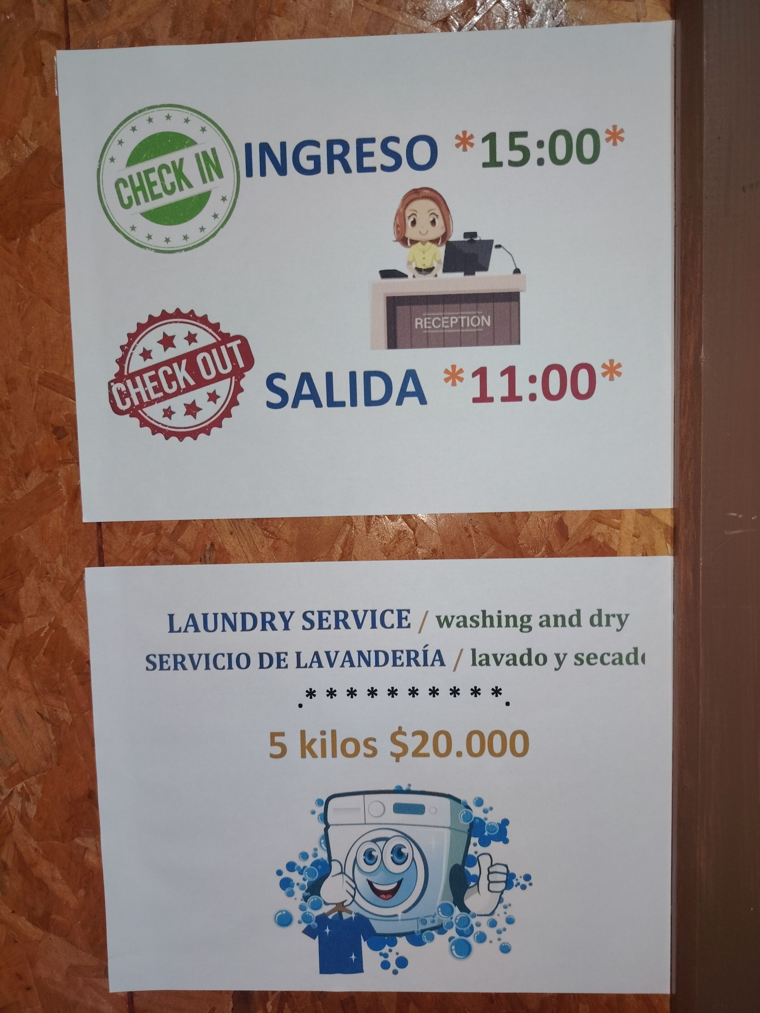 Un letrero con horarios de registro de entrada y salida, una ilustración de la recepción y tarifas de servicio de lavandería.