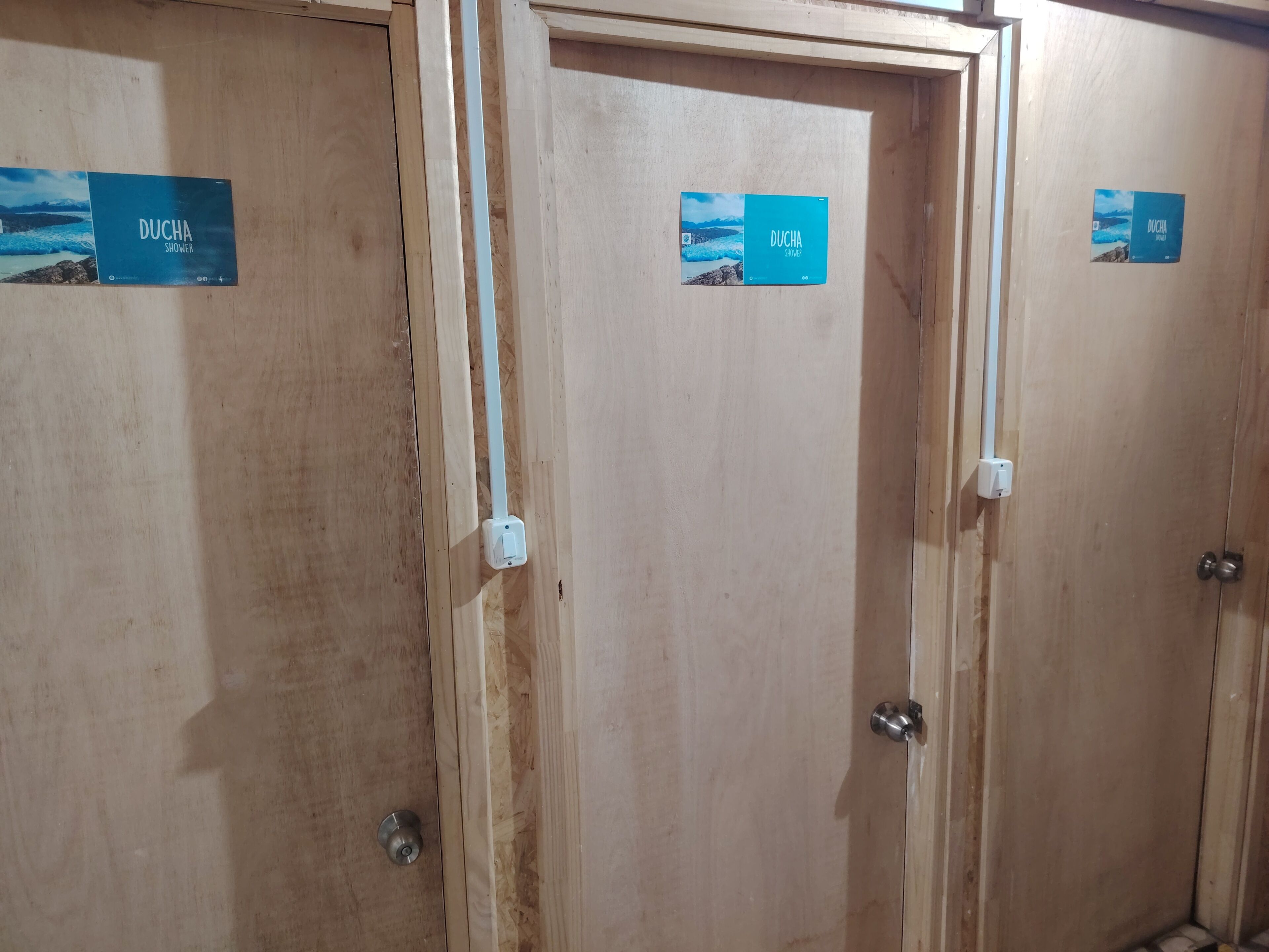 Dormitorio compartido Confort, dormitorio mixto | Baño | Ducha, jabón y papel higiénico