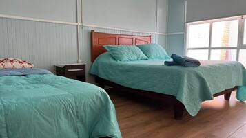 舒適三人房 | 低過敏寢具、獨特裝潢、布置獨特、筆電工作空間