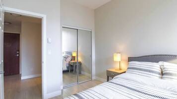 1 habitación, tabla de planchar con plancha, wifi y ropa de cama