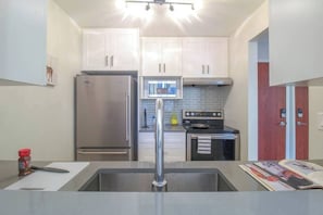 Coffee/tea maker, fridge, microwave, oven