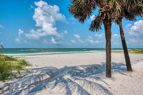 On the beach - Stunning gulf front 6th floor Longboat Key Condo with endless views - Once Upon A Tide (Longboat Key)