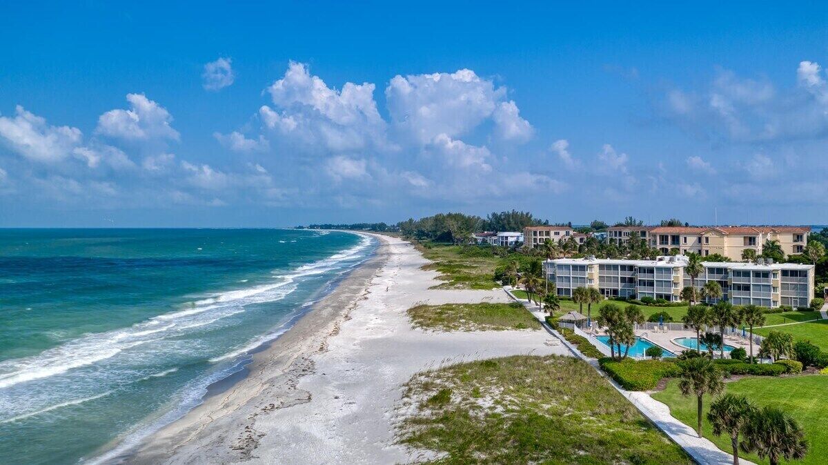 Ein Strandhotel mit Pool, Meerblick und mehreren Gebäuden.