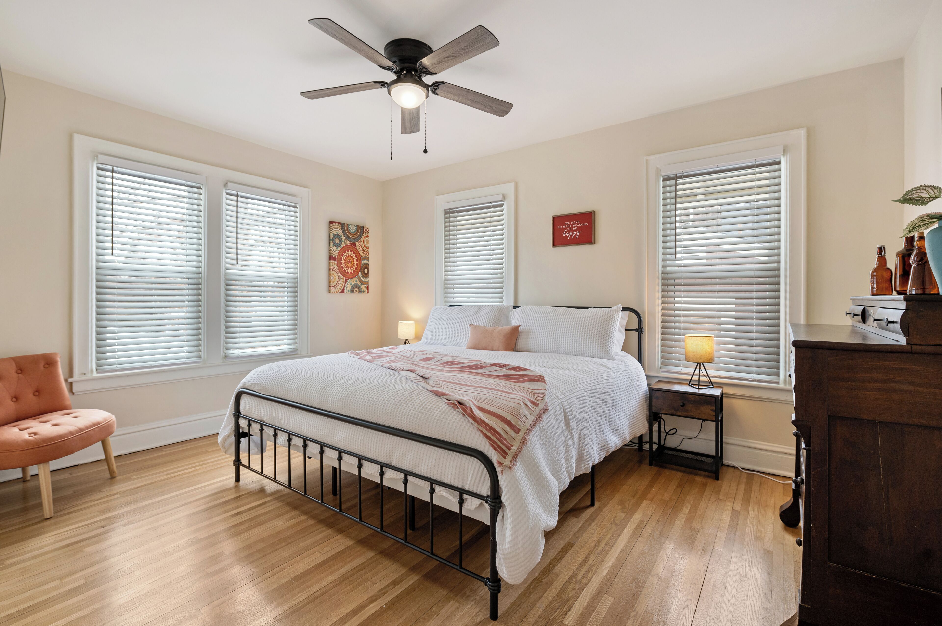 4 quartos, escrivaninha, ferros/tábuas de passar roupa, berço de viagem