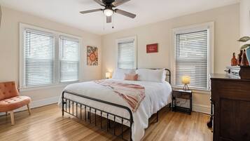 4 chambres, bureau, fer et planche Ă repasser, lit parapluie