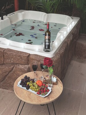 Outdoor spa tub - Rainforest Eco Tranquility Free Hot Springs Entry. (Santa Eulalia)