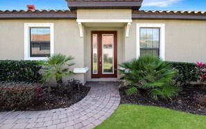 Exterior detail - Gorgeous lakefront home in Esplanade Golf & Country Club in Lakewood Ranch - Palm Meadow (Bradenton)