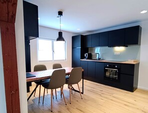 Køleskab, mikrobølgeovn, ovn, kogeplade