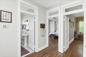 3 makuuhuonetta, työpöytä, silitysrauta/-lauta, vauvan matkasänky