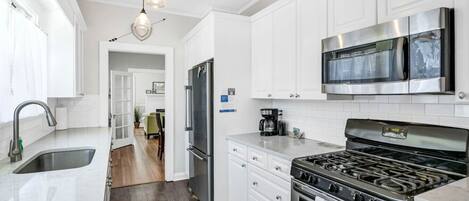 Een koelkast, een microgolfoven, een oven, een kookplaat