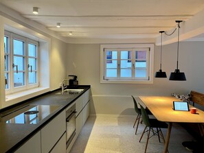 Kjøleskap, ovn, kokeplater og oppvaskmaskin