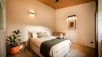 1 bedroom, desk, WiFi, bed sheets