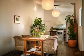 Dining - Eco Off Grid Cabin- 2 minutes from Bellingen (Bellingen)