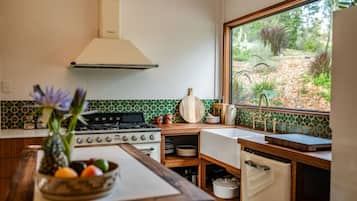 Réfrigérateur, un four, surface de cuisson, lave-vaisselle