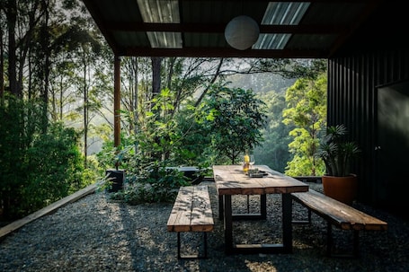 Outdoor dining. Eco Off Grid Cabin- 2 minutes from Bellingen