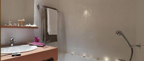 Bidet, towels