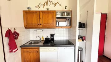 Réfrigérateur, micro-ondes, plaque de cuisson, lave-vaisselle