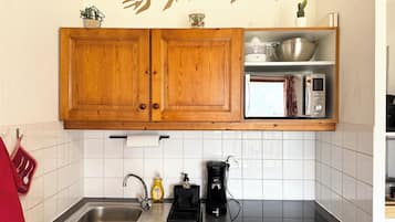 Réfrigérateur, micro-ondes, plaque de cuisson, lave-vaisselle