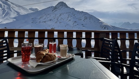 Outdoor dining. Cosy 4-person apartment Mountain view