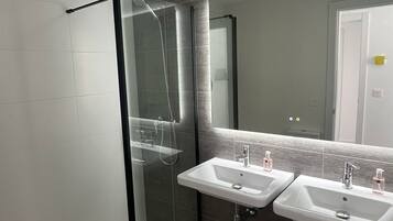 Miljövänliga toalettartiklar, hårtork, handdukar och tvål