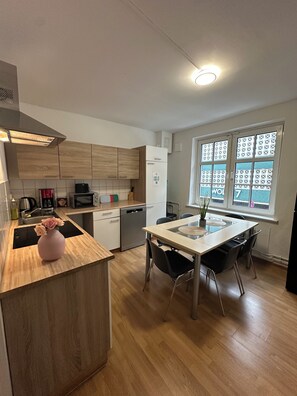 Fridge, microwave, oven, stovetop - Johannisstraße 1 W2 - 3 bedrooms with parking space (Neumünster)