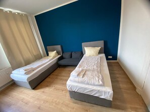 3 bedrooms, WiFi, bed sheets - Kieler Straße 73 W1 - 3 bedrooms with 2 bathrooms (Neumünster)