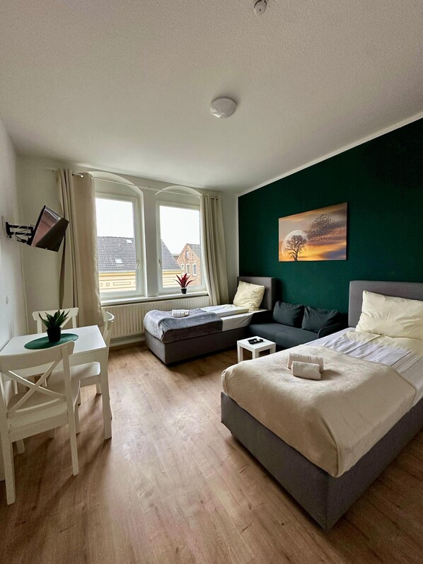 3 bedrooms, WiFi, bed sheets - Kieler Straße 73 W4 - 3 bedrooms with 2 bathrooms (Neumünster)