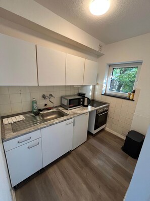 Fridge, microwave, oven, stovetop - Medusastrasse 22 - 2 bedrooms W4 (Kiel)