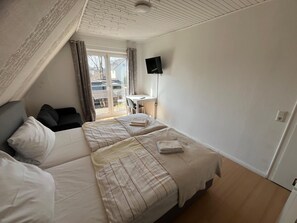 4 bedrooms, WiFi, bed sheets - Rendsburgerstraße 161 - 4 bedrooms with parking space (Neumünster)