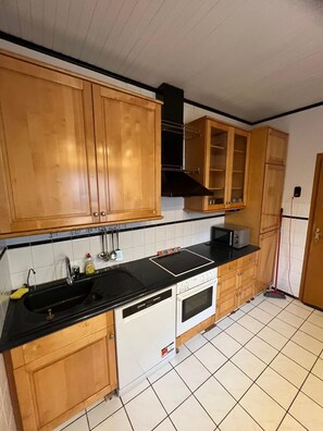 Fridge, stovetop - Plöner Straße 173 - 4 bedrooms with 2 bathrooms (Neumünster)
