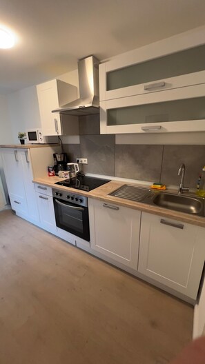 Kühlschrank, Mikrowelle, Ofen, Herdplatte