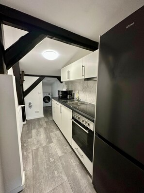 Kylskåp, mikrovågsugn, ugn och spishäll