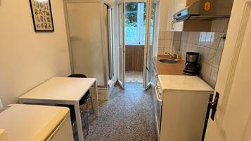 Kühlschrank, Mikrowelle, Ofen, Herdplatte