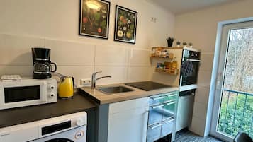 Jääkaappi, mikroaaltouuni, uuni, liesi