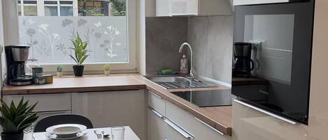 Kühlschrank, Mikrowelle, Ofen, Herdplatte