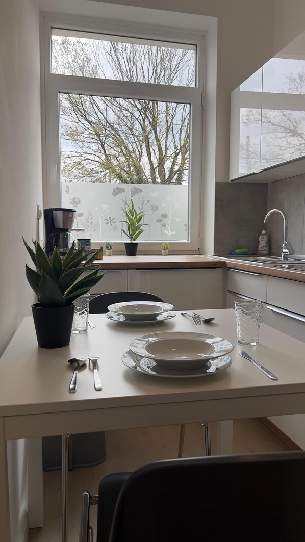 Fridge, microwave, oven, stovetop - Friedrichstraße 8 W1 - 2 bedrooms (Neumünster)