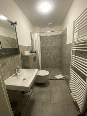 Hårtork och handdukar