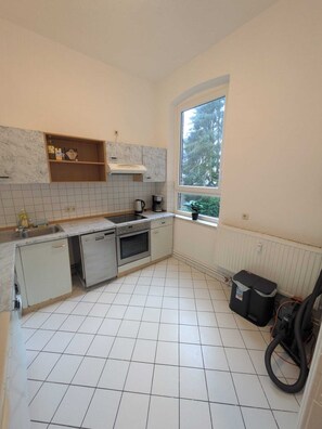 Fridge, microwave, oven, stovetop - Wilhelmstraße 19 W3 - 2 bedrooms with parking space (Neumünster)