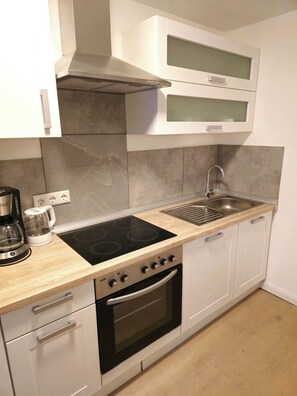 Fridge, microwave, oven, stovetop - Friedrichstraße 8 W4 - 2 bedrooms (Neumünster)