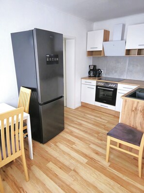 Fridge, microwave, oven, stovetop - Friedrichstraße 8 W4 - 2 bedrooms (Neumünster)