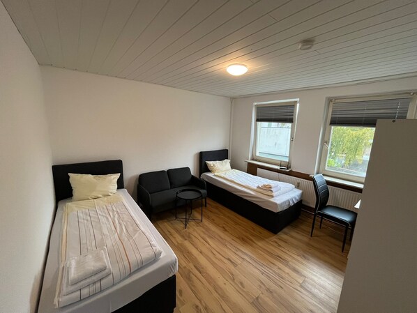 3 bedrooms, WiFi, bed sheets - Friedrichstraße 42 W2 - 3 bedrooms (Neumünster)