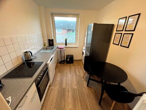 Fridge, microwave, oven, stovetop - Ilsahl 19 - 3 bedrooms with balcony (Neumünster)