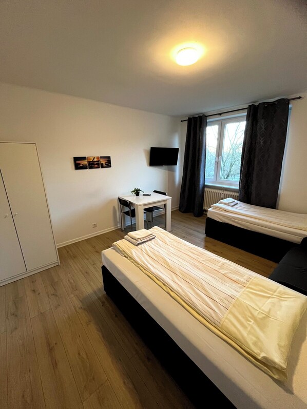 3 bedrooms, WiFi, bed sheets - Ilsahl 19 - 3 bedrooms with balcony (Neumünster)
