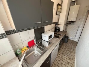 Jääkaappi, mikroaaltouuni, uuni, liesi