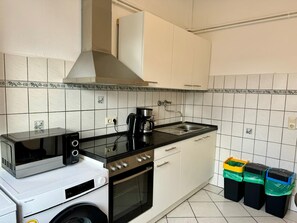 Fridge, microwave, oven, stovetop - Hansaring 11 W3 - 3 bedrooms (Neumünster)