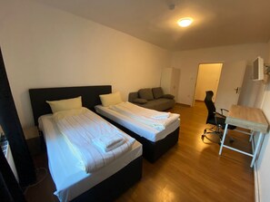 3 bedrooms, WiFi, bed sheets - Johannisstraße 1 W4 - 3 bedrooms with parking space (Neumünster)