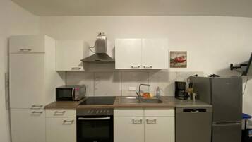 Kühlschrank, Mikrowelle, Ofen, Herdplatte