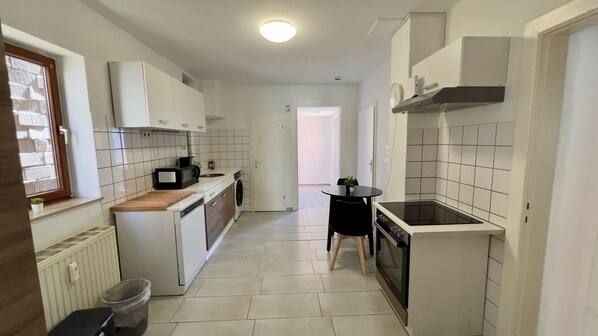 Fridge, microwave, oven, stovetop - Wasbeker Straße 65 W3 - 3 bedrooms with parking space (Neumünster)
