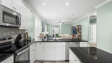 冰箱、微波炉、烤箱、炉灶